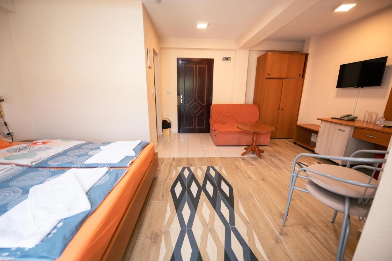 Hotel Holiday-M Охрид Экстерьер фото
